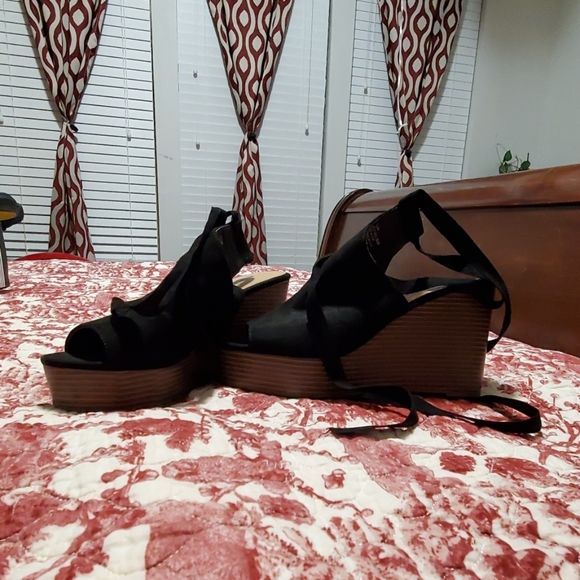 Platform heels - Picture 1 of 3